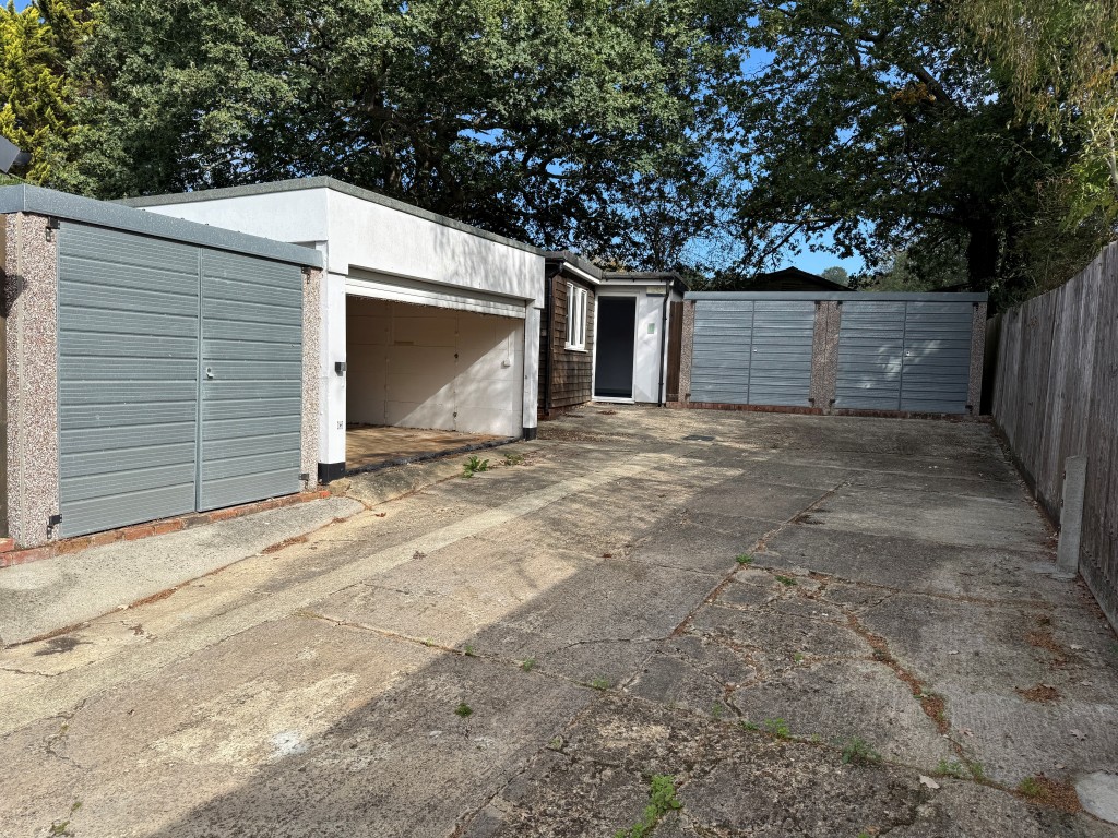 Lot: 11 - DETACHED PROPERTY ARRANGED AS OFFICES AND GARAGES WITH POTENTIAL - Secure yard